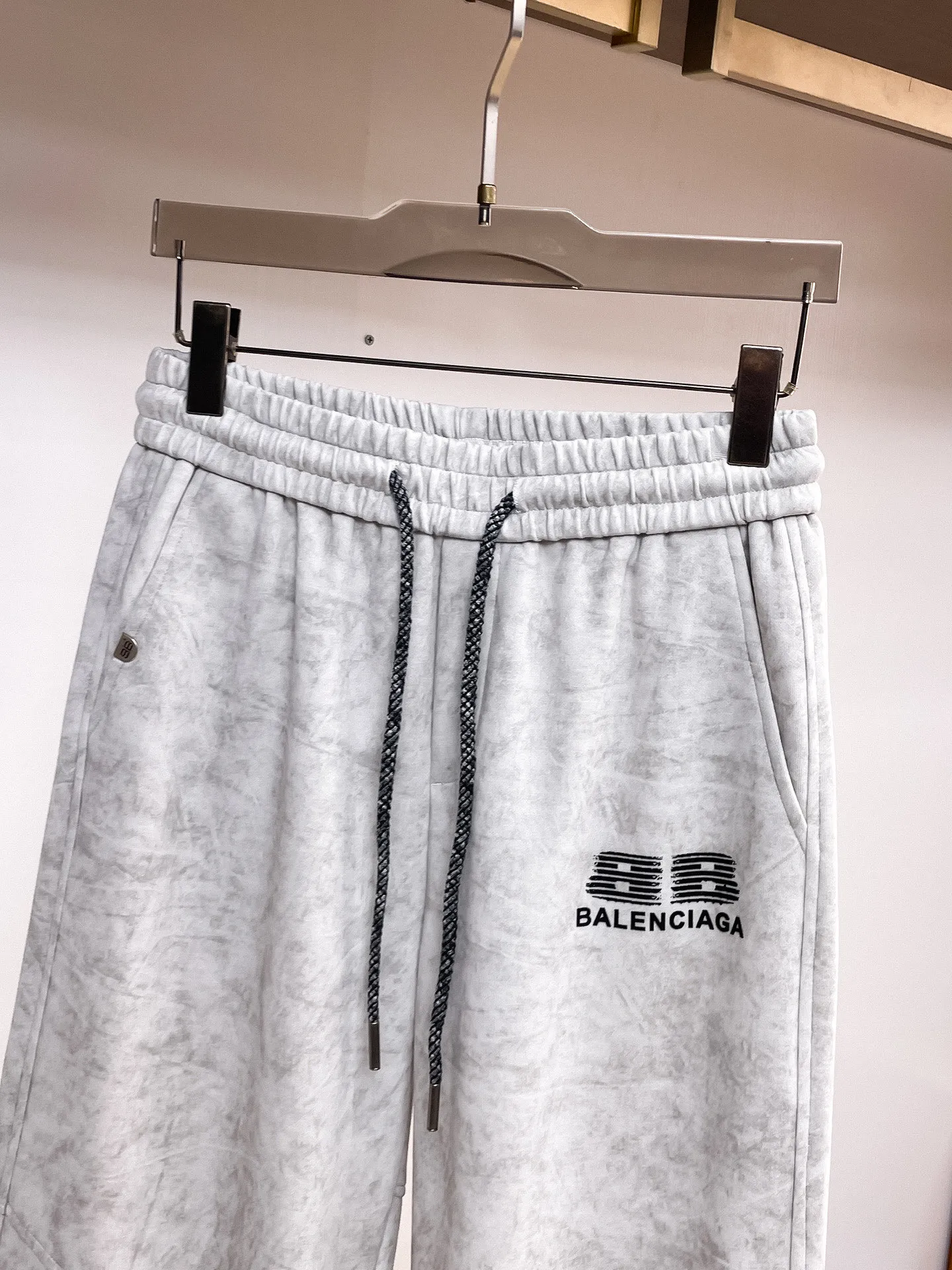 Balenciaga 🆕2026 Autumn and Winter New Arrival Casual Pants! The official website will be released simultaneously. Brand Classic LOGO casual pants, customized fabrics, excellent comfort and strong touch. Highly recognisable, perfect appearance and craftsmanship. Size:M-3XL